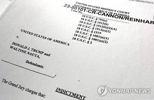 미 역사상 전직 대통령으로 처음 연방 검찰에 기소된 트럼프 전 대통령의 기소장[워싱턴 로이터=연합뉴스]