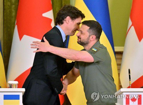 젤렌스키 우크라이나 대통령과 트뤼도 캐나다 총리(키이우 AFP=연합뉴스) 볼로디미르 젤렌스키 우크라이나 대통령이 10일(현지시간) 수도 키이우에서 쥐스탱 트뤼도 캐나다 총리와 회담 후 공동 기자회견에서 양국 간 협정에 서명한 뒤 악수하고 있다. 2023.06.10 photo@yna.co.kr