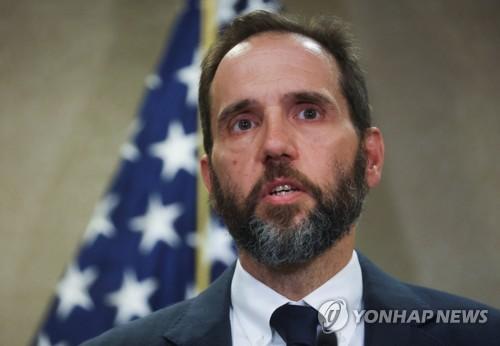 트럼프 기밀 반출 수사한 특검(워싱턴 로이터=연합뉴스) 잭 스미스 특별검사가 9일(현지시간) 워싱턴DC에 있는 사무실에서 기밀 문건 반출과 관련해 도널드 트럼프 전 대통령에게 적용한 37개 협의에 대해 설명하고 있다. 2023.6.9