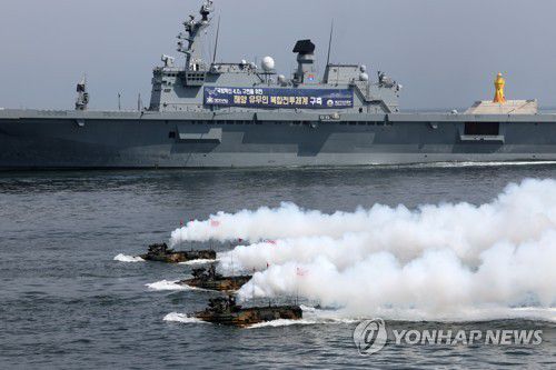 유·무인 복합전투체계 '네이비 씨 고스트'(부산=연합뉴스) 손형주 기자 = 8일 오후 부산작전기지에서 유·무인 복합전투체계 '네이비 씨 고스트(Navy sea Ghost)를 적용한 상륙작전이 시연되고 있다. 사진은 유인 전력. 이날 시연에서 무인전력으로 무인수상정(USV)와 무인항공기(UAV) 30여대가 동원됐다.      시연은 해군·해병대가 무인 전력을 이용해 적이 부설한 기뢰와 해안 방어 미사일기지, 소형 함정을 제거한 뒤 해안에 상륙한다는 시나리오로 진행됐다. 2023.6.8 handbrother@yna.co.kr