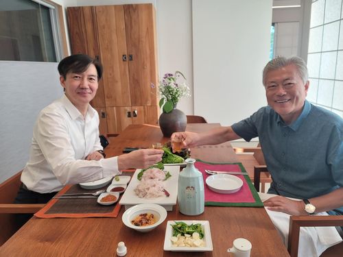 평산마을 사저 찾은 조국 전 법무부 장관[조국 전 장관 페이스북]