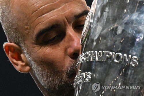 빅이어에 키스하는 과르디올라[AFP=연합뉴스]