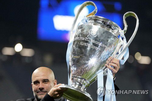 빅이어 든 과르디올라[AP=연합뉴스]