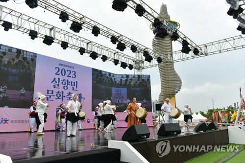실향민 문화축제…공연행사(속초=연합뉴스) 2023 실향민 문화축제 이틀째인 10일 엑스포 잔디광장 주 무대에서 공연행사가 열리고 있다.      2023.6.10     [속초시 제공·재판매 및 DB 금지] momo@yna.co.kr