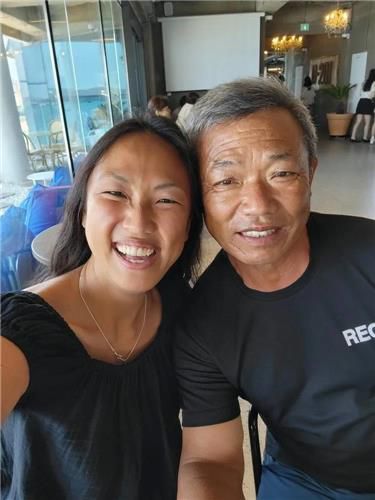 지난해 상봉한 친아버지와 기념 촬영을 하는 안토니에비츠 시장[출처:www.royersfordrecreation.com/jenna-and-korea]