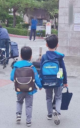 동생과 함께한 등굣길(경산=연합뉴스) 흔들그네 사고로 숨진 이군(12)이 2020년 동생의 손을 잡고 등교하고 있다. 2023.6.13 [유족 제공, 재판매 및 DB 금지]