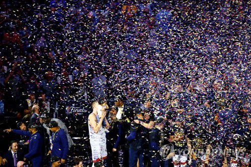 NBA 우승 트로피를 들어올린 덴버 너기츠의 센터 니콜라 요키치[AFP 연합뉴스]