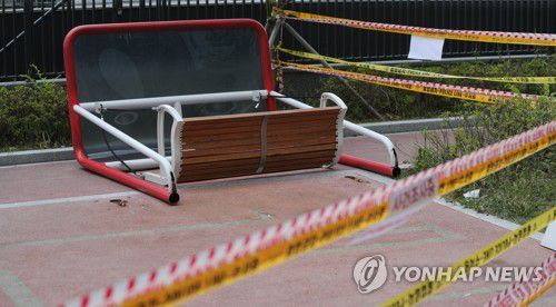 경산 놀이터 그네 의자 사고 현장(경산=연합뉴스) 윤관식 기자 = 12일 경북 경산시 한 아파트 놀이터에 지난 10일 그네 의자가 부러지며 초등생 1명이 사망한 사고 현장이 보존돼 있다. 2023.6.12 psik@yna.co.kr