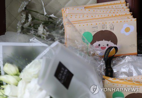 '내 친구여서 고마워'(대구=연합뉴스) 윤관식 기자 = 13일 오전 대구 한 장사시설에서 지난 10일 아파트 놀이터에서 흔들의자가 부러지는 사고로 숨진 초등생에게 친구들이 부친 편지를 유가족이 읽고 있다. 2023.6.13 psik@yna.co.kr