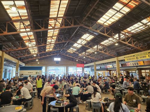 사람들로 붐비는 예산상설시장 장터광장 [촬영 김현수]