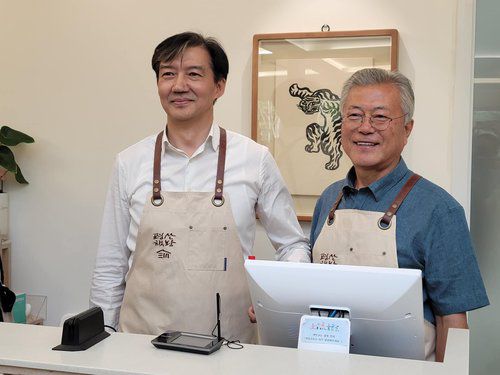 평산책방 찾은 조국 전 법무부 장관(서울=연합뉴스) 조국 전 법무부 장관이 경남 양산시 하북면 평산마을을 찾아 문재인 전 대통령과 만났다. 조 전 장관은 지난 10일 밤 페이스북에 글을 올려 이날 낮에 문 전 대통령과 만난 사실을 공개했다. 2023.6.11 [조국 전 장관 페이스북 캡처. 재판매 및 DB금지] photo@yna.co.kr