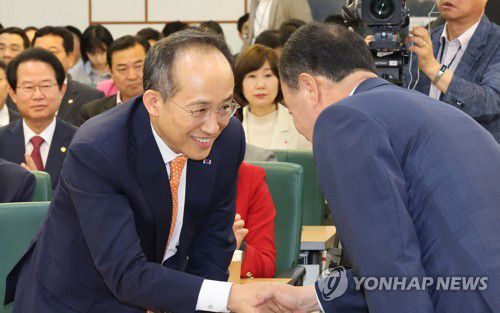 국민공감에서 의원들과 인사하는 추경호 경제부총리(서울=연합뉴스) 하사헌 기자 = 추경호 부총리 겸 기획재정부 장관이 14일 오전 서울 여의도 국회 의원회관에서 열린 국민의힘 공부모임 국민공감에서 의원들과 인사하고 있다. 2023.6.14 toadboy@yna.co.kr