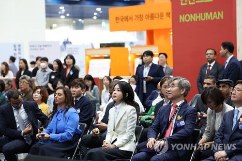 김건희 여사, 서울국제도서전 개막식 참석(서울=연합뉴스) 진성철 기자 = 김건희 여사가 14일 서울 강남구 코엑스에서 열린 서울국제도서전 개막식에 참석하고 있다. 2023.6.14 zjin@yna.co.kr