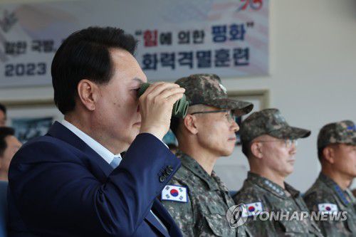 연합·합동 화력격멸훈련 주시하는 윤석열 대통령(포천=연합뉴스) 진성철 기자 = 윤석열 대통령이 15일 경기 포천 승진훈련장에서 실시된 '2023 연합·합동 화력격멸훈련'에서 쌍안경으로 훈련 현장을 주시하고 있다. 2023.6.15 zjin@yna.co.kr