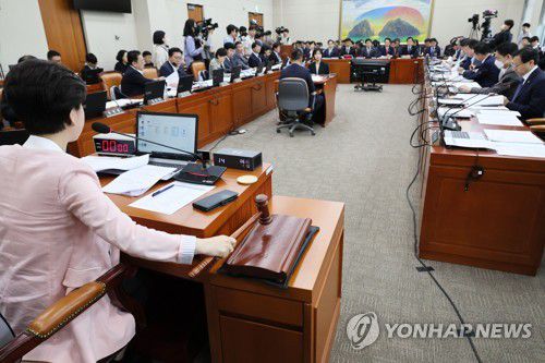 국회 정무위 전체회의(서울=연합뉴스) 이정훈 기자 = 15일 열린 국회 정무위원회 전체회의에서 백혜련 위원장이 의사봉을 두드리고 있다. 2023.6.15 uwg806@yna.co.kr