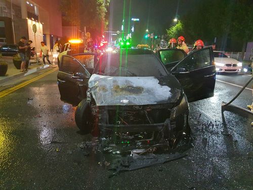 대전 서구 용문동서 만취 상태로 운전하다 주차된 차를 들이받고 불이 난 음주 차량[대전둔산소방서 제공. 재판매 및 DB 금지]