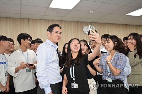 2019년 SSAFY 광주 캠퍼스를 찾아 교육생들과 기념 촬영하는 이재용 회장[삼성전자 제공. 재판매 및 DB 금지] photo@yna.co.kr