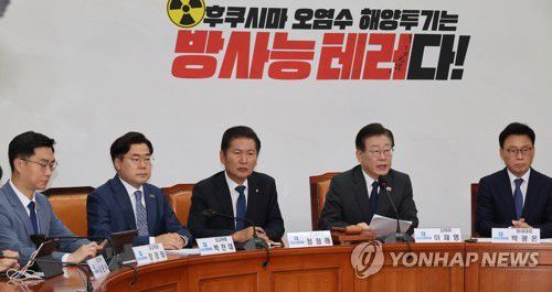 발언하는 이재명 대표(서울=연합뉴스) 한상균 기자 = 민주당 이재명 대표가 16일 국회 당 사무실에서 열린 최고위원회의에서 발언하고 있다. 맨 왼쪽은 장경태 의원. 2023.6.16 xyz@yna.co.kr