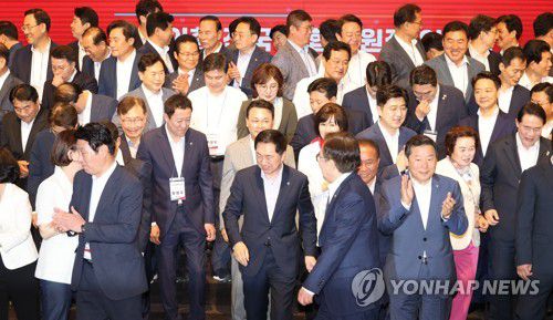 한자리 모인 국민의힘 당협위원장(서울=연합뉴스) 한상균 기자 = 국민의힘 김기현 대표와 윤재옥 원내대표가 2일 여의도 중소기업중앙회에서 열린 전국 당협위원장 워크숍에서 기념촬영 후 자리로 돌아가고 있다. 2023.6.2 xyz@yna.co.kr