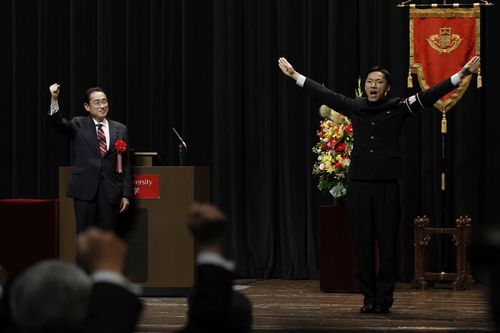 기시다 총리 모교 와세다대서 강연    (도쿄 교도=연합뉴스) 기시다 후미오 일본 총리가 지난 18일 모교 와세다대에서 후배들을 상대로 강연했다. 사진은 이날 행사에서 교가를 부르는 모습. 2023.06.18. [재배포 및 DB화 금지]