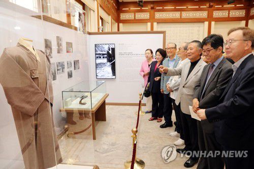 청와대 '대통령 전시' 방문한 신철식 전 이승만건국대통령기념사업회 회장(서울=연합뉴스) 신철식 전 이승만건국대통령기념사업회 회장이 지난 18일 서울 종로구 청와대 본관에서 열린 '우리 대통령들의 이야기-여기 대통령들이 있었다' 전시를 찾아 전시장을 둘러보고 있다. 2023.6.19 [문화체육관광부 제공. 재판매 및 DB 금지] photo@yna.co.kr