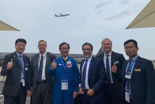 KAI, 파리에어쇼 2023 참가(서울=연합뉴스) 강구영 KAI 사장(왼쪽 세번째)과 Ihssane Mounir 보잉 구매본부장(왼쪽 네번째)이 면담 후 기념사진을 찍고 있다. 2023.6.20.<<KAI 제공>>