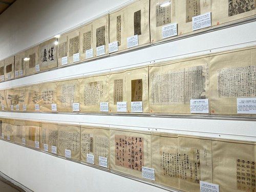 역대 명필가의 필적을 모은 '근묵'(서울=연합뉴스) 김예나 기자 = 서울 종로구 성균관대 박물관 기획전시실에 위창 오세창(1864∼1953)이 엮은 서첩인 '근묵'이 전시돼 있다. 고려 학자 정몽주(1337∼1392)를 비롯해 총 1천136명의 필적인 담긴 서첩으로 현존하는 서첩 가운데 양과 질적으로 가장 우수한 작품으로 평가된다. 2023.5.22 yes@yna.co.kr