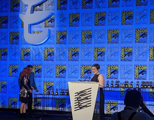 2022년 샌디에이고 코믹콘에서 아이스너 상을 받은 레이첼 스마이스 작가[네이버웹툰 제공]