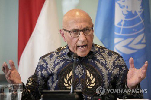 톰 앤드루스 유엔 미얀마 인권 특별보고관(자카르타 AP=연합뉴스) 톰 앤드루스 유엔 미얀마 인권 특별보고관이 21일(현지시간) 자카르타에서 열린 기자회견을 열어 미얀마 인권 상황에 대해 말하고 있다. 2023.6.22 photo@yna.co.kr