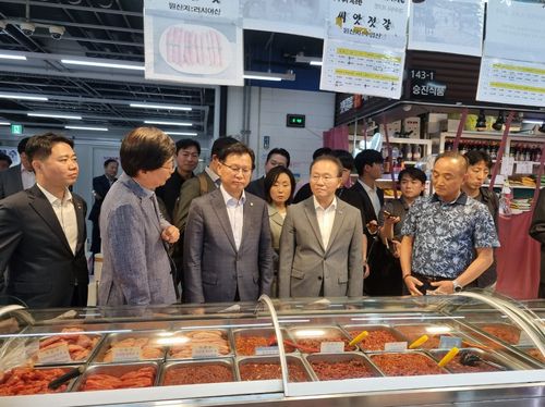 가락수산시장 찾은 국민의힘 윤재옥 원내대표[김철선 촬영]