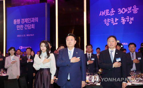 국기에 경례하는 윤석열 대통령 내외(하노이=연합뉴스) 임헌정 기자 = 베트남을 국빈 방문 중인 윤석열 대통령과 부인 김건희 여사가 22일(현지시간) 하노이 한 호텔에서 열린 동행 경제인 만찬 간담회에서 국기에 경례하고 있다. 2023.6.22 kane@yna.co.kr