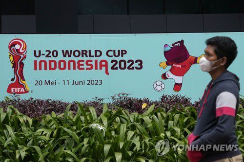 인도네시아 U-20 월드컵 배너 [2023.03.31 송고]지난 3월 30일 한 남성이 인도네시아 자카르타 거리에 있는 2023 국제축구연맹(FIFA) 20세 이하(U-20) 월드컵 알림판 앞을 지나고 있다.  [AP 연합뉴스 자료사진. 재판매 및 DB 금지]