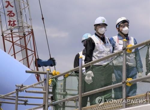 후쿠시마 원전 시찰하는 日원자력규제위원장(도쿄 교도=연합뉴스) 야마나카 신스케 일본 원자력규제위원장(왼쪽)이 24일 후쿠시마 제1원자력발전소 오염수 방류 설비를 시찰하고 있다. 2023.6.24 photo@yna.co.kr