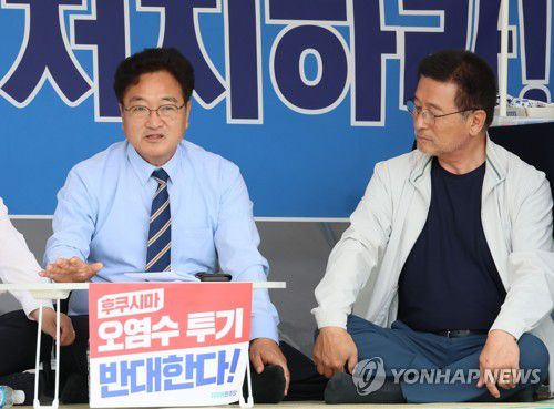 우원식, 후쿠시마 오염수 방류 반대 단식 농성 돌입(서울=연합뉴스) 이정훈 기자 = 더불어민주당 우원식 의원이 26일 오전 국회 본관 앞에서 후쿠시마 원전 오염수 방류 반대 단식농성을 벌이고 있다. 우 의원은 이날 기자회견을 열고 일본이 방류를 중단할 때까지 무기한 단식농성에 들어간다고 밝혔다.     오른쪽은 7일째 단식 농성 중인 윤재갑 의원. 2023.6.26 uwg806@yna.co.kr