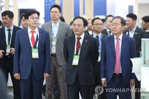 이만규 대구시의회 의장(가운데), 2023그린에너지엑스포 참석[연합뉴스 자료사진]