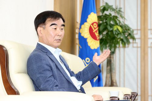 인터뷰하는 염종현 경기도의회 의장[경기도의회 제공. 재판매 및 DB 금지]