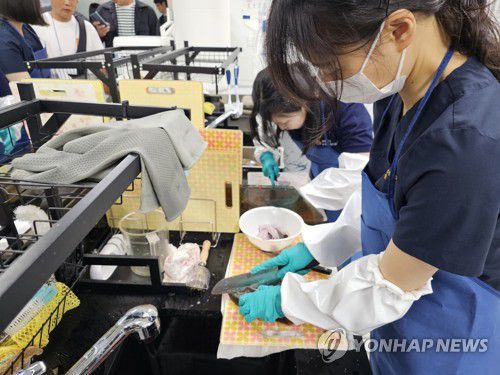 방사능 검출 검사 전 수거한 어류 손질하는 직원들(통영=연합뉴스) 이준영 기자 = 후쿠시마 오염수 방류 문제로 국민 우려가 높은 가운데 27일 경남도수산안전기술원 직원들이 이날 경남 통영시 통영수협 삼덕위판장에서 수거해 온 어류들을 대상으로 방사선 검출 검사를 하기 위해 살을 도려내는 작업을 하고 있다. 2023.6.27 ljy@yna.co.kr