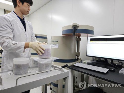 방사능 검사 기기에 시료 넣는 직원(통영=연합뉴스) 이준영 기자 = 후쿠시마 오염수 방류 문제로 국민 우려가 높은 가운데 27일 경남도수산안전기술원 직원이 이날 경남 통영시 통영수협 삼덕위판장에서 수거해 온 어류들을 대상으로 방사능 검출 검사를 하기 위해 수산물 방사능 분석기에 시료를 넣고 있다. 2023.6.27 ljy@yna.co.kr