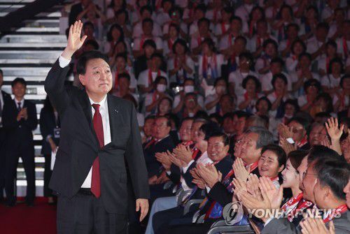 환호에 답하는 윤석열 대통령(서울=연합뉴스) 임헌정 기자 = 윤석열 대통령이 28일 서울 중구 장충체육관에서 열린 한국자유총연맹 창립 제69주년 기념식에서 환호에 손 들어 답하고 있다. 2023.6.28 kane@yna.co.kr