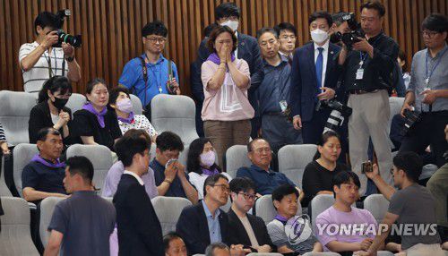 이태원참사 특별법 기원하는 유가족들(서울=연합뉴스) 한상균 기자 = 30일 국회 본회의에서 이태원참사 유가족들이 특별법 패스트트랙(신속처리안건) 지정 안건 토론을 보고 있다. 2023.6.30 xyz@yna.co.kr