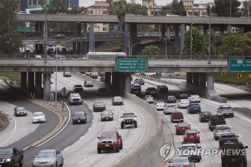 캘리포니아주 LA 고속도로의 자동차들[EPA 연합뉴스 자료사진. 재판매 및 DB 금지]