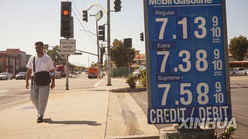 지난해 10월 LA 주유소에 적힌 휘발유 가격[신화 연합뉴스 자료사진. 재판매 및 DB 금지]