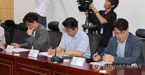 언론장악저지 야4당 공대위 긴급 간담회 참석한 방송사 노조위원장들(서울=연합뉴스) 하사헌 기자 = 고한석 YTN 노조위원장(왼쪽부터), 강성원 KBS 노조위원장, 이호찬 MBC 노조위원장이 3일 오후 서울 여의도 국회 의원회관에서 열린 '윤석열정권 언론장악저지 야4당 공동대책위원회 긴급 간담회'에 참석해 있다.  2023.7.3 toadboy@yna.co.kr