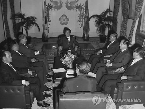 7.4성명 발표 앞 극비리에 박정희 전 대통령을 예방한 북한 박성철(왼쪽 뒤) 부수상[통일부 제공. 연합뉴스 자료사진. 재판매 및 DB 금지]