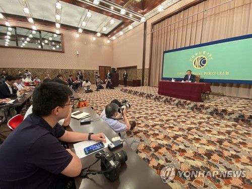 IAEA 사무총장 "日오염수 방류계획, 안전 기준 부합"(도쿄=연합뉴스) 박상현 특파원 = 라파엘 그로시 국제원자력기구(IAEA) 사무총장이 4일 도쿄 일본기자클럽에서 열린 기자회견에서 일본 정부의 후쿠시마 제1원자력발전소 오염수 방류 계획은 과학적으로 신뢰할 만하다고 말하고 있다. 2023.7.4 psh59@yna.co.kr