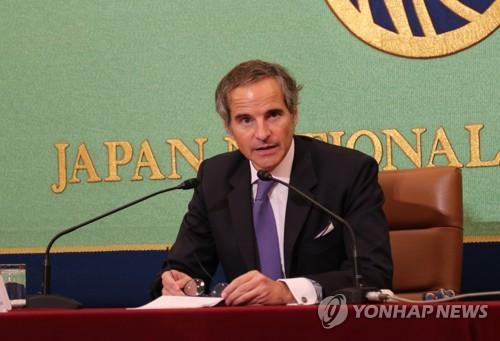 IAEA 사무총장 "日오염수 방류계획, 안전 기준 부합"(도쿄=연합뉴스) 박상현 특파원 = 라파엘 그로시 국제원자력기구(IAEA) 사무총장이 4일 도쿄 일본기자클럽에서 열린 기자회견에서 일본 정부의 후쿠시마 제1원자력발전소 오염수 방류 계획은 과학적으로 신뢰할 만하다고 말하고 있다. 2023.7.4 psh59@yna.co.kr