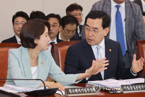 대화 나누는 산업부·중기부 장관(서울=연합뉴스) 임화영 기자 = 이창양 산업통상자원부 장관과 이영 중소벤처기업부 장관이 5일 오전 국회에서 열린 산업통상자원중소벤처기업위원회 전체회의에서 대화하고 있다. 2023.7.5 hwayoung7@yna.co.kr
