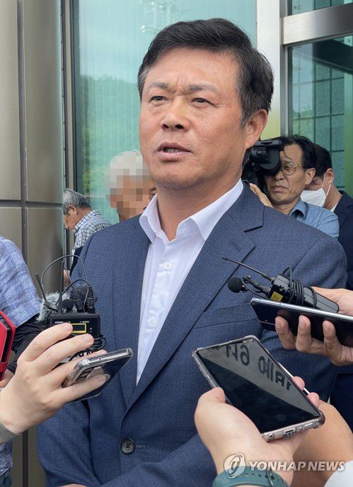 입장 밝히는 이학수 정읍시장(정읍=연합뉴스) 임채두 기자 = 이학수 전북 정읍시장이 5일 오후 전주지법 정읍지원 앞에서 입장을 밝히고 있다.     이 시장은 공직선거법 위반 혐의로 기소돼 이날 법원으로부터 당선무효형에 해당하는 벌금 1천만원을 선고받았다. 2023.7.5 doo@yna.co.kr