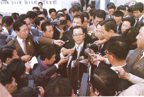 7·4 공동성명 후 열린 남북조절위원회 공동위원장회의1972년 10월 12일 남북조절위원회 제1차 공동위원장회의 후 판문점에서 기자들의 질문에 답하는 이후락 중앙정보부장 [통일부 제공. 재판매 및 DB 금지]