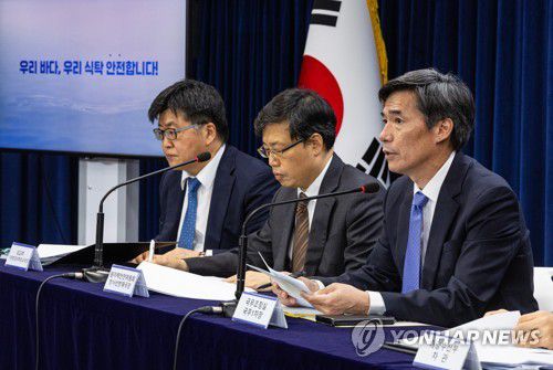 IAEA 후쿠시마 방류 보고서 제출 관련 정부 입장 말하는 박구연 1차장(서울=연합뉴스) 황광모 기자 = 박구연 국무조정실 1차장이 5일 오전 서울 종로구 정부서울청사에서 열린 후쿠시마 원전 오염수 방류 관련 일일 브리핑에서 IAEA 후쿠시마 방류 보고서 제출 관련 정부 입장을 말하고 있다. 2023.7.5 hkmpooh@yna.co.kr